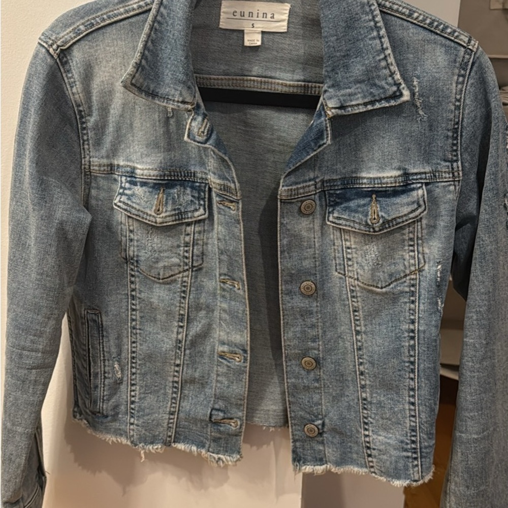 Cropped Denim Jacket with Frayed Hem